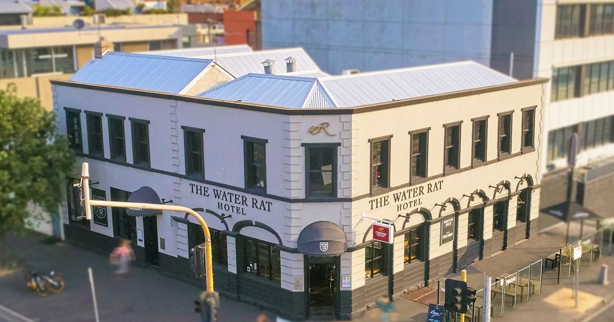 Melbourne pub with a long and