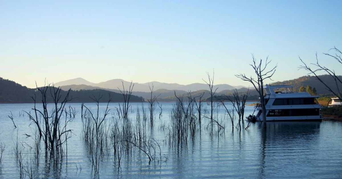 Lake Eildon houseboats The hot absolute waterfront property