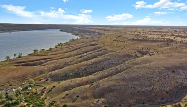 Major Murray River landholding comes with historical ruins