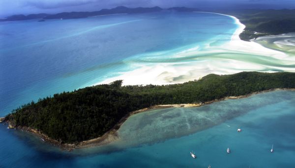 Queensland launches plan to revive rundown Great Barrier Reef resorts