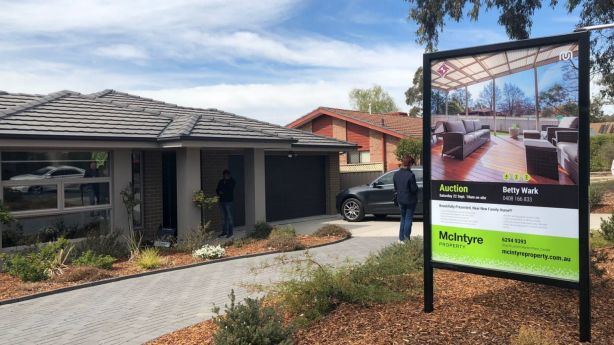 There were four registered bidders at the auction of 40 Stieglitz Circuit in Kambah.