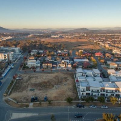 What is the quintessential Canberrau00a0suburb, based on the median house price?