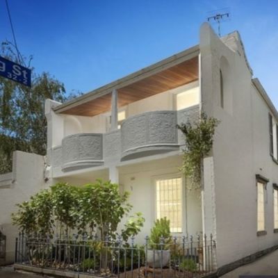 Unrenovated East Melbourne terrace sells more than $1.1m over reserve