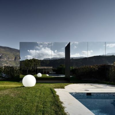 A stunning mirrored retreat in the Italian countryside