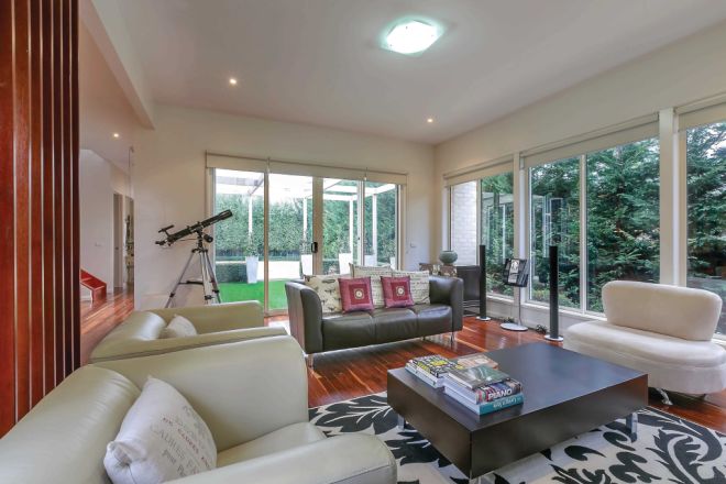 23 St Michaels Place, Lake Gardens VIC 3355