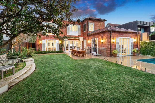 13 Stradbroke Avenue, Toorak VIC 3142