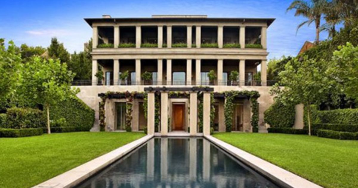 Slump Shadows 30m Mansion Sale Faceless shadow nobles living in a vast mansion, attended by living dolls who spend much of their time cleaning up the soot endlessly emitted by their mysterious masters.