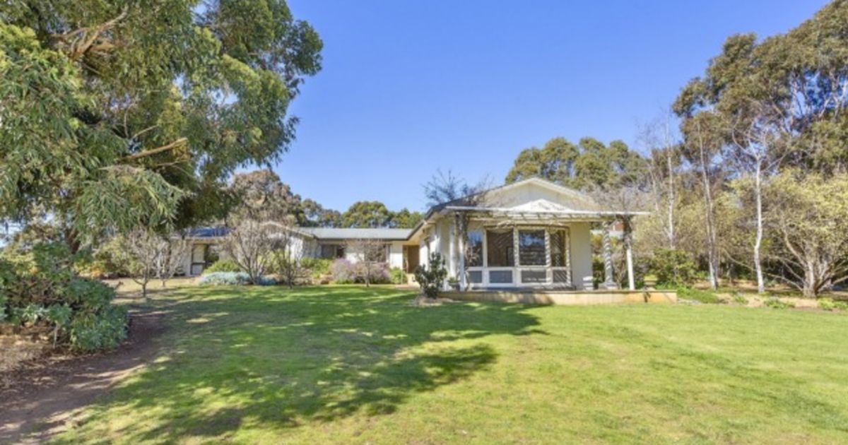 Ballarat house designed by Robin Boyd is groovy