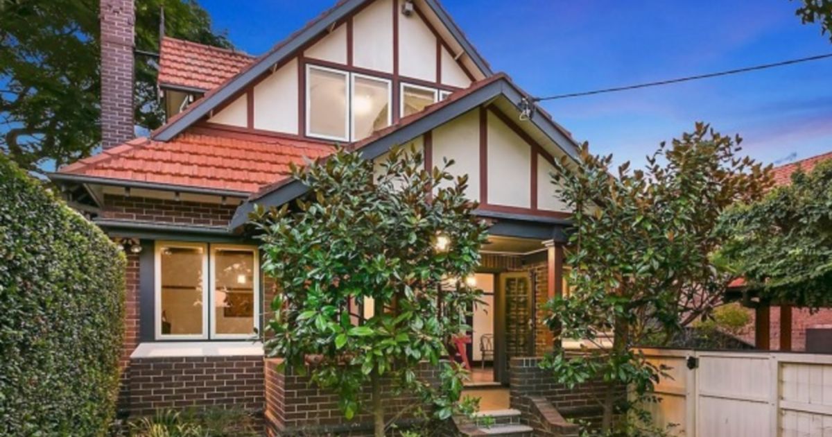 Sydney median house price soars past 900,000