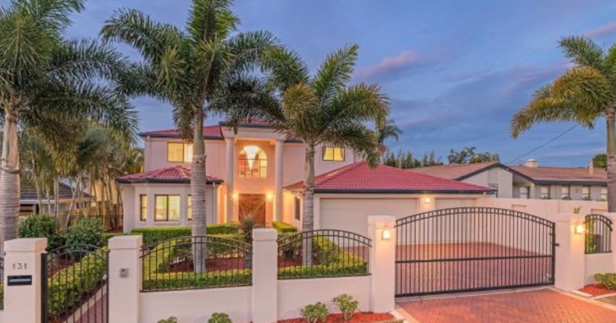 Buyers, neighbours flock in hundreds to auction of ...