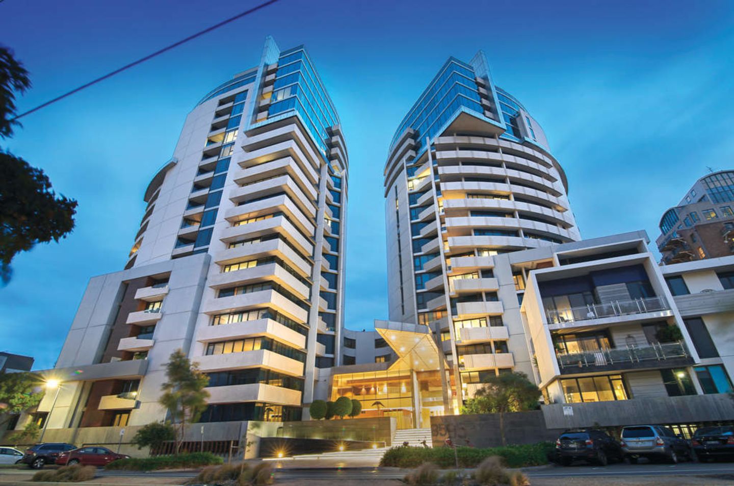 Port Melbourne apartment with city and sea views