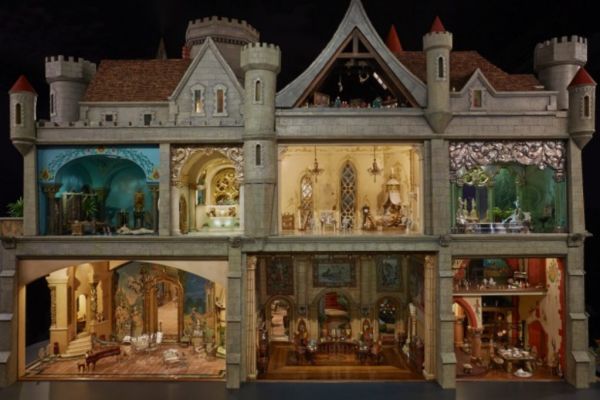 george light up dolls house