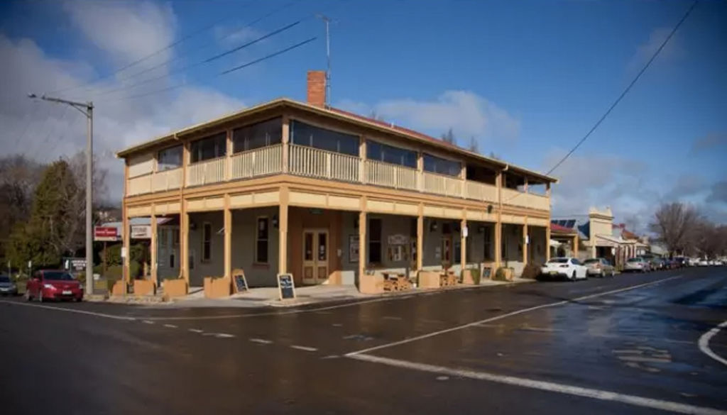 Historic Hotel Nicholas in Beechworth for sale