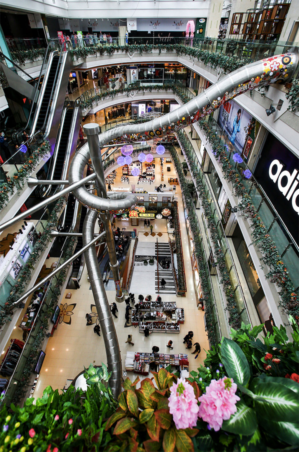 Giant slide to open in Chinese shopping mall