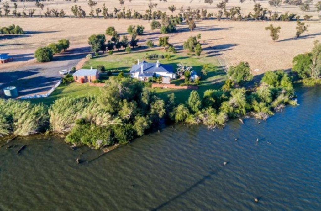 Bouchier family buys Sir Clive McPherson's Tarramia on Lake Mulwala