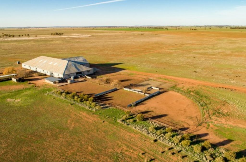 The historic Riverina aggregation Lake Midgeon sells