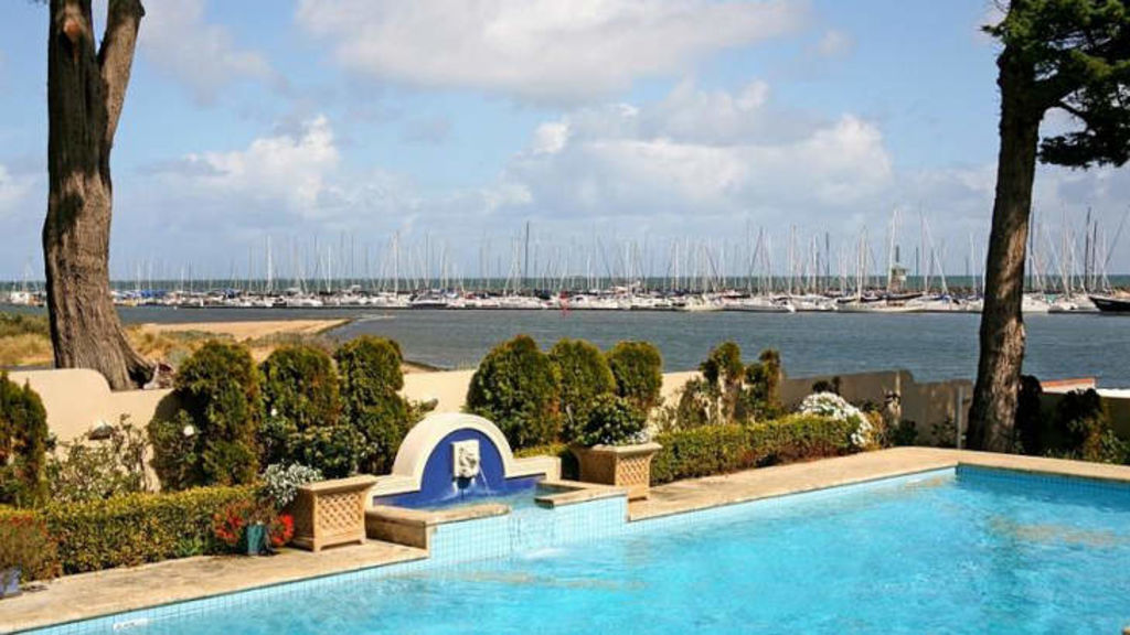 Brighton beachfront mansion breaks record