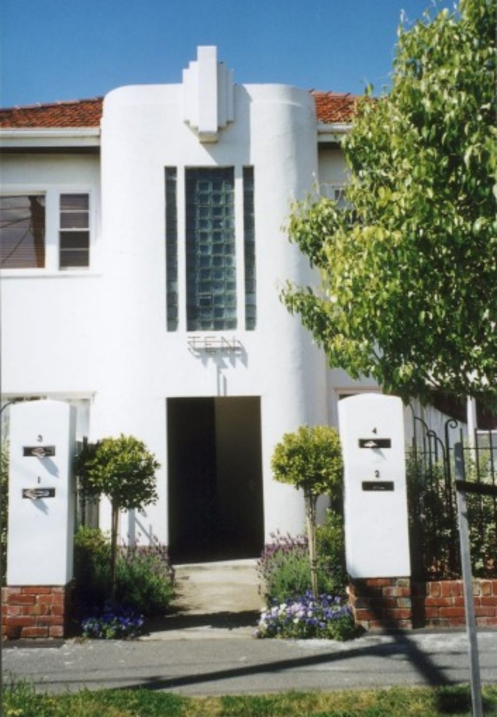 Walk guide book features Elwood’s art decoera apartments