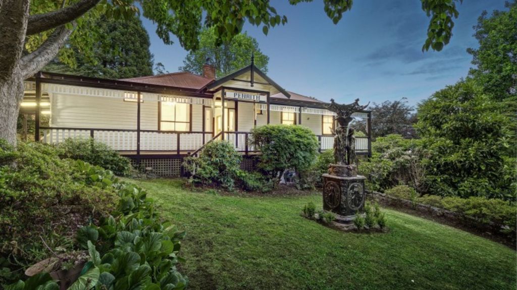 Coast and country holiday homes and retreats in Cowes, Smoko, Port Campbell and Mount Dandenong