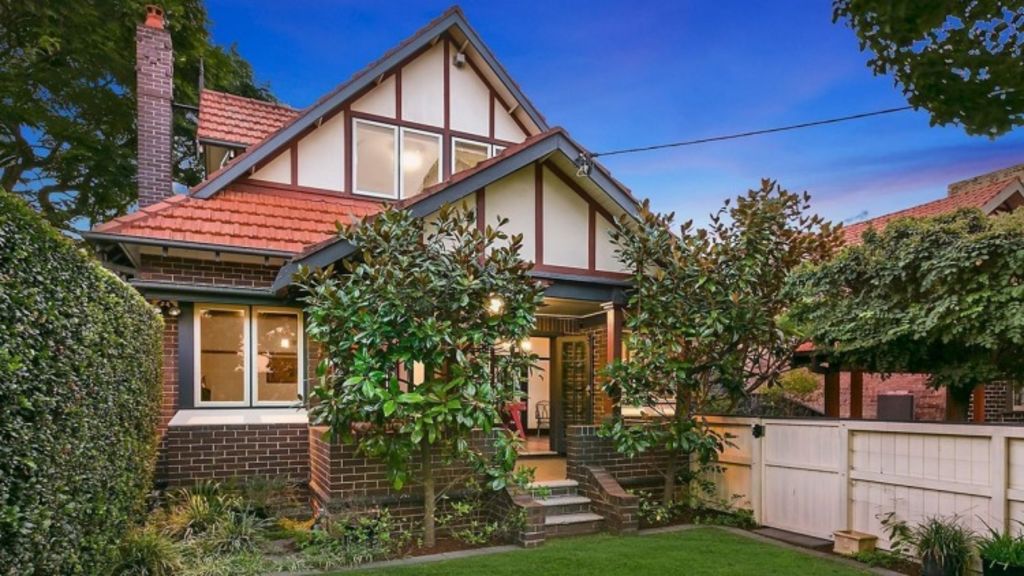 Sydney median house price soars past 900,000