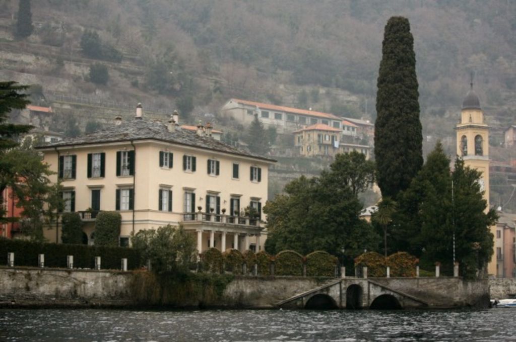 Clooney considers selling luxury Lake Como mansion