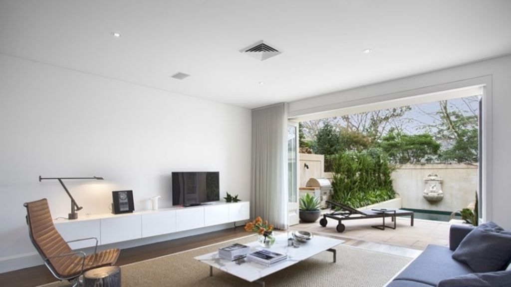 Deborah Hutton calls quits on Tamarama home