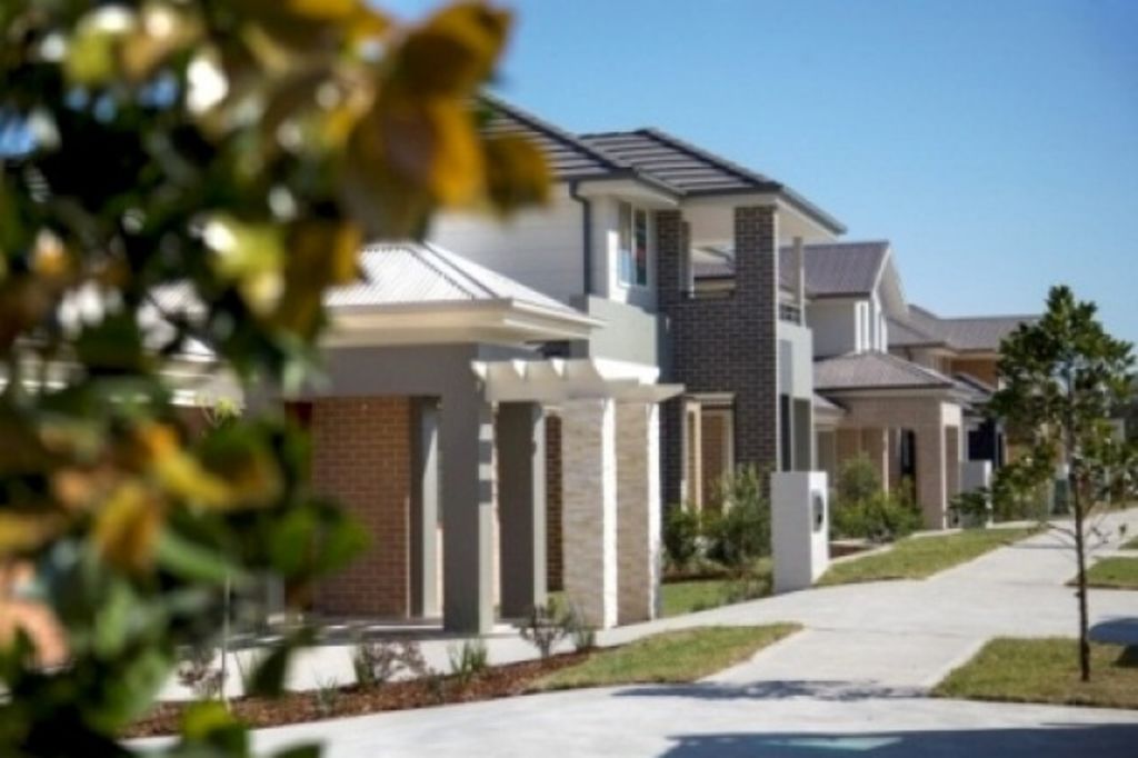 Home buyers in outer Sydney warned by experts to be 'very cautious'