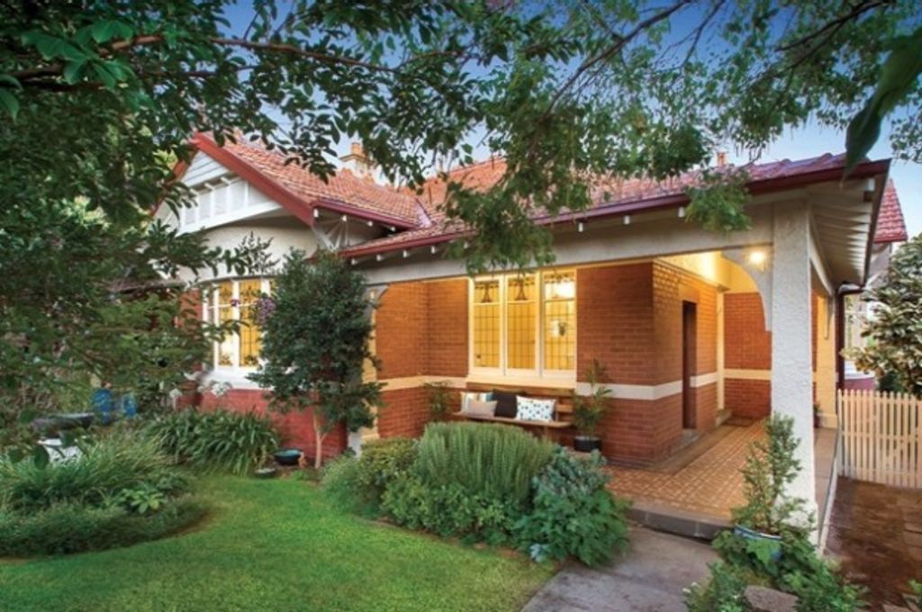 Melbourne home auction market holds firm as listings surge
