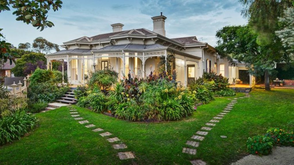 Hawthorn house sells for 500,000 over reserve