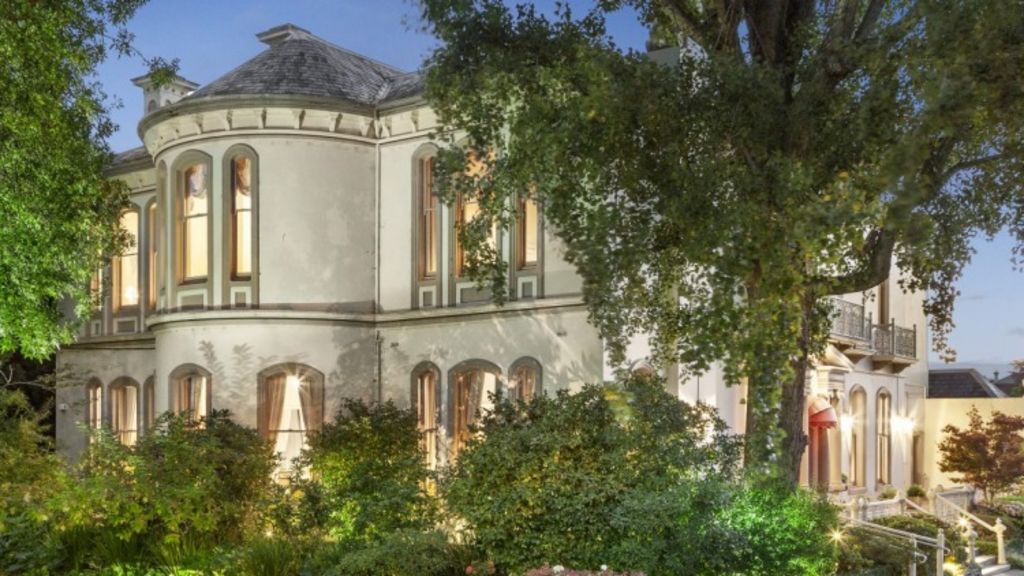 The home next door to former premier Ted Baillieu sells in Hawthorn