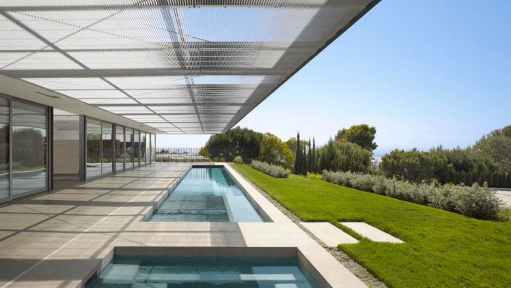 The lap pool and terrace provide incredible views of the Los Angeles basin. Photo: SPF Architects
