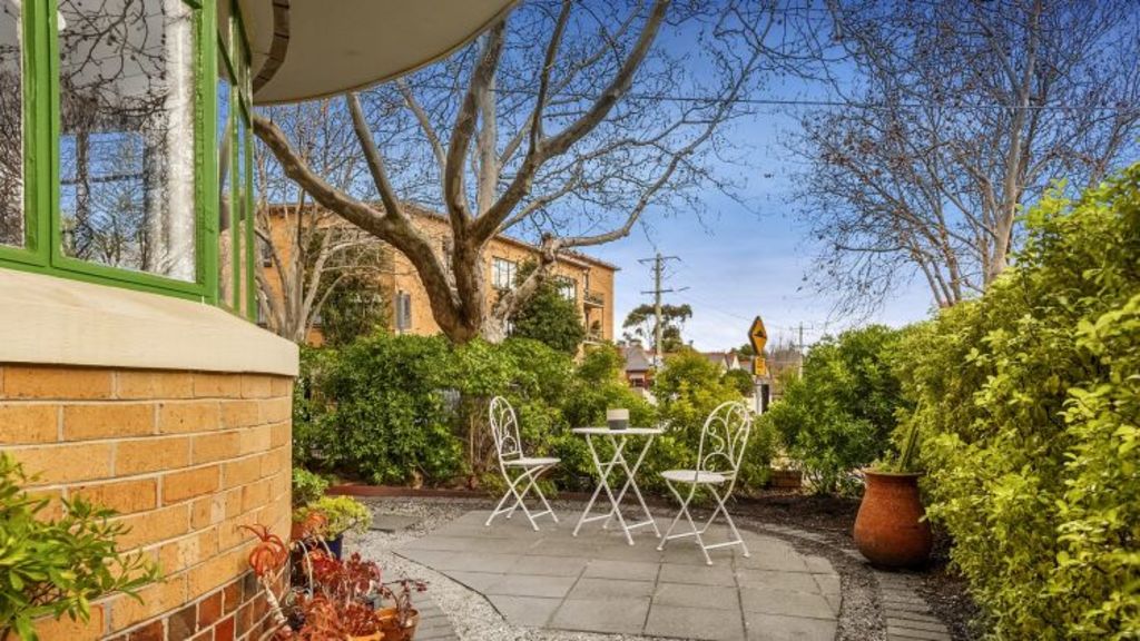 Classic Elwood apartment in the poets’ quarter