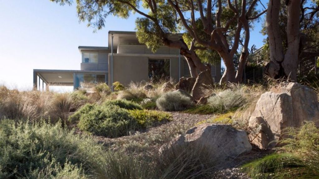 Bundeena house designed for isolation with Japanese Zen principles