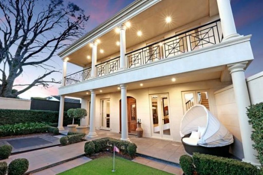 Shane Warne hooks buyer for Brighton mansion