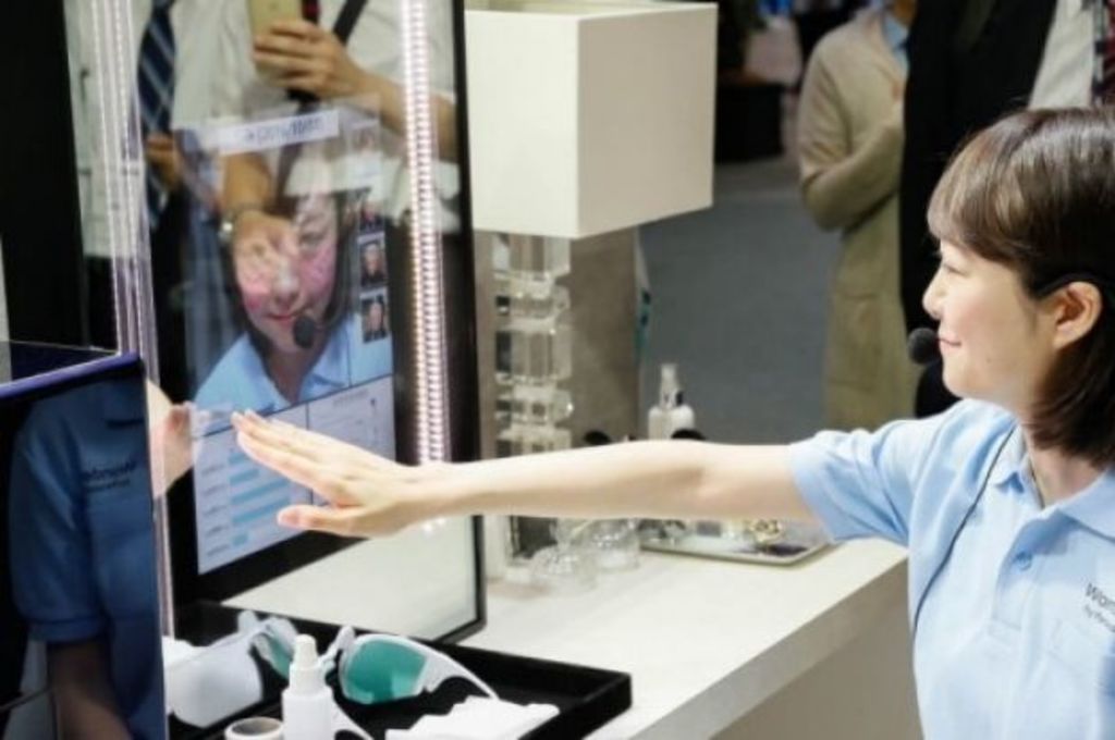High-tech mirror delivers beauty advice
