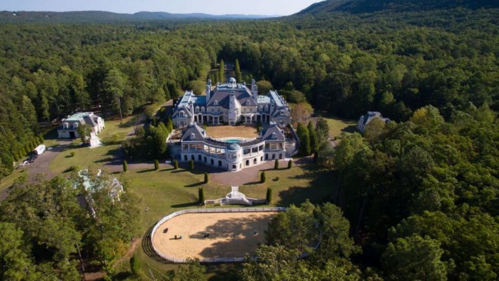 Fancy An Alabama Mansion With A Guitar Shaped Driveway