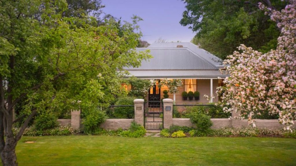 Contemporary living in restored heritage home in Bungendore