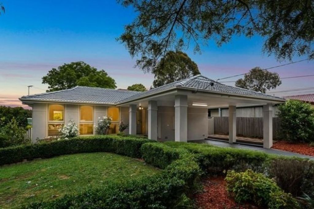Record rush to sell in Melbourne as auctions come to an end
