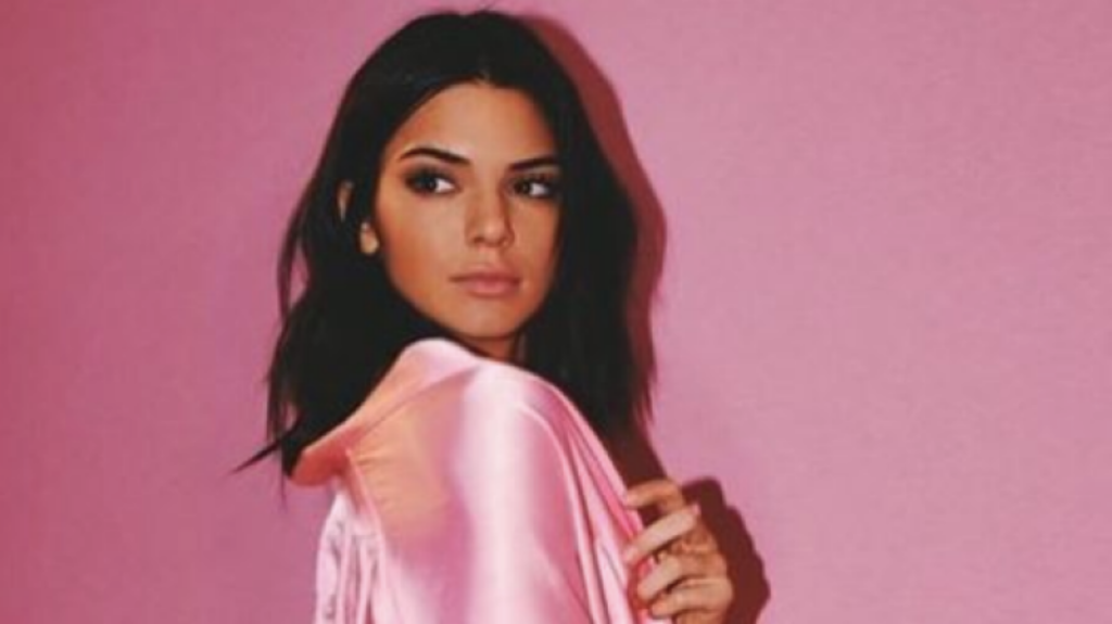 Kendall Jenner paints her walls pink to “suppress her appetite”(02)