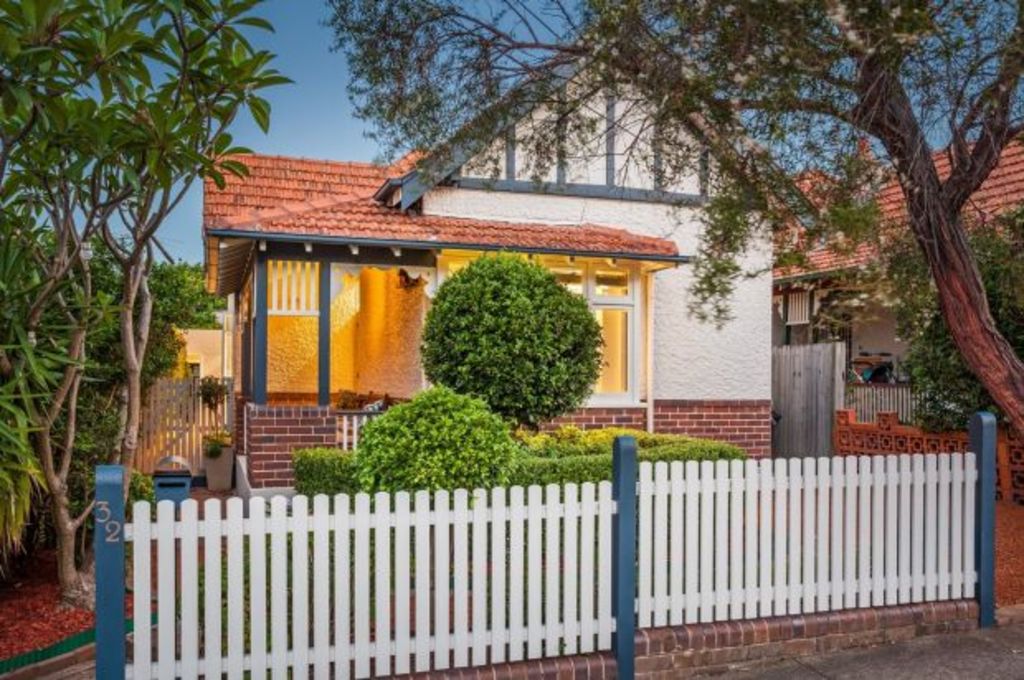 'Monster crowd' expected for record Sydney weekend as sellers rush to auction