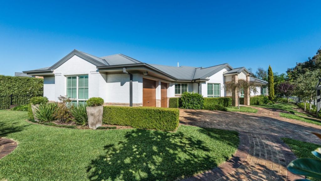 Escape sidebar 2 Kingsbury Circuit, Bowral