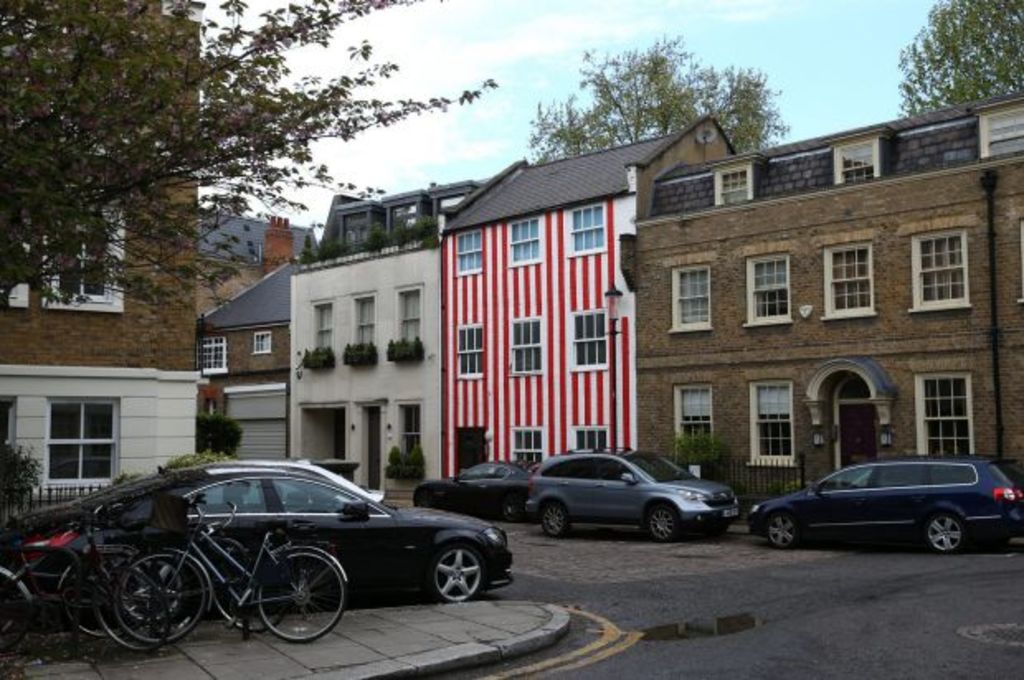 Court rules homeowner can keep red and white stripes on her house