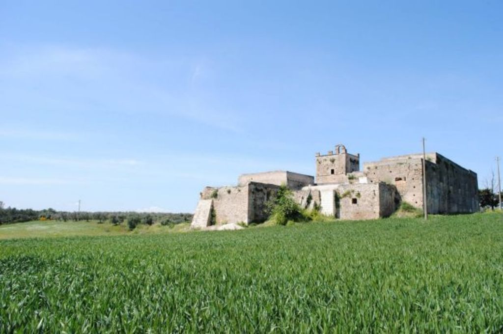 Historic homes for free in Italy