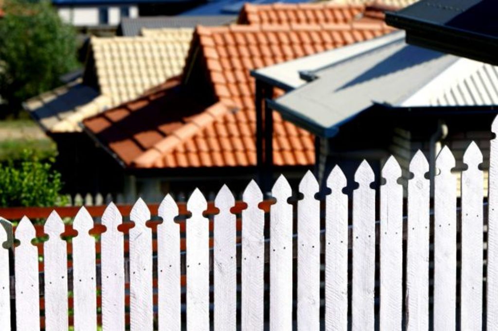 New report tips property price fall for Sydney, Melbourne, Brisbane by 2020