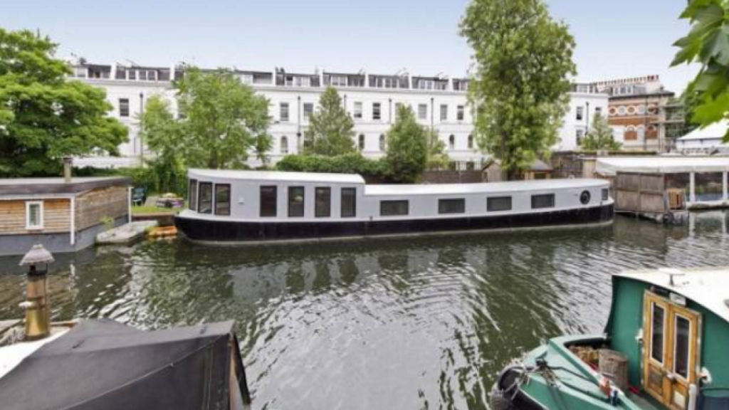 Sir Richard Branson renting out his houseboat for $1500 a week