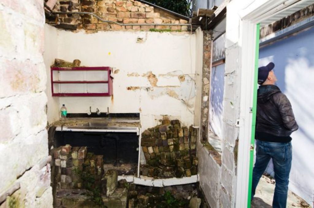 'Enter at your own risk': Just one bidder for crumbling Erskineville terrace