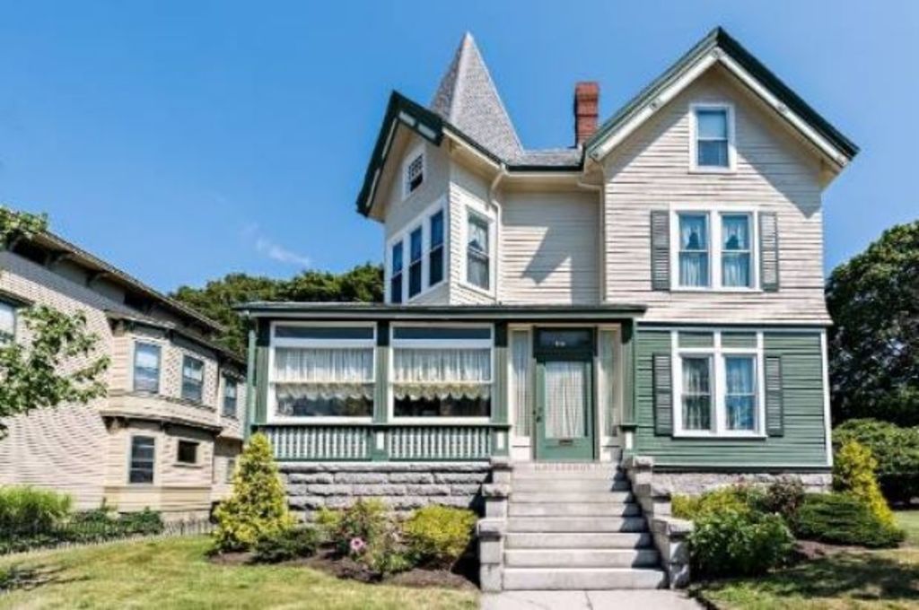 Accused axe murderer Lizzie Borden's Massachusetts house for sale