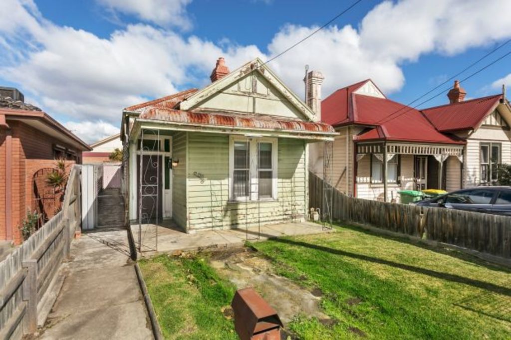 'It's almost falling down': Unrenovated cottage fetches $300,000 above reserve