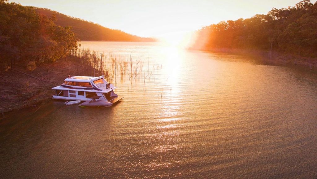 Lake Eildon houseboats The hot absolute waterfront property