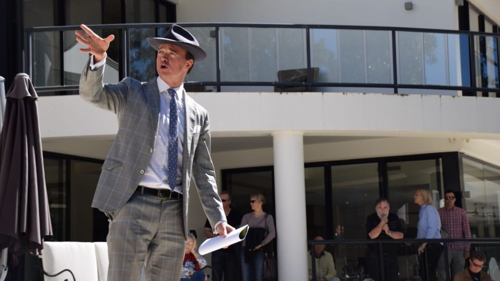 Auctioneer Haesley Cush in August last year, when Peter Bond knocked back at offer of $9.25 million for the house. Photo: Jim Malo